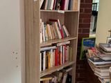 une bibliothèque remplie de livres dans une pièce