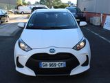 une Toyota Yaris blanche garée sur un parking