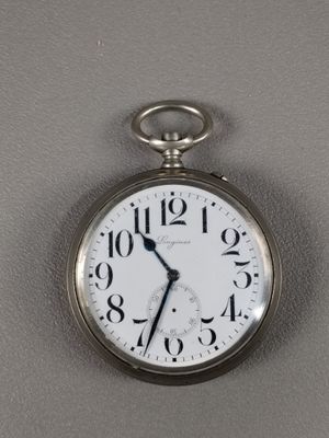 une montre de poche en argent avec un cadran blanc et des chiffres
