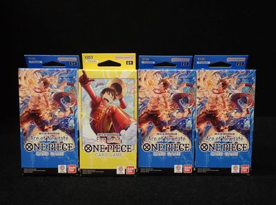 trois paquets de cartes de jeu de cartes « One Piece » sur fond noir