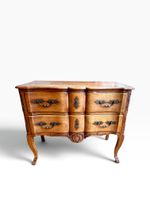 Commode à façade en arbalète en noyer mouluré et sculpté à d…