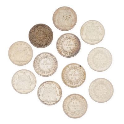 un ensemble de vingt pièces de monnaie britanniques différentes sur fond blanc