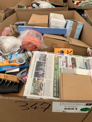 une boîte en carton remplie d'objets posés sur le sol