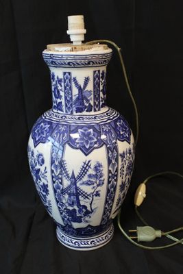 Pied de lampe en céramique à décor de moulin, blanc et bleu
