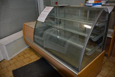une vitrine en verre au milieu d'une pièce