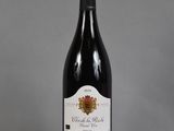 une bouteille de vin posée sur une table
