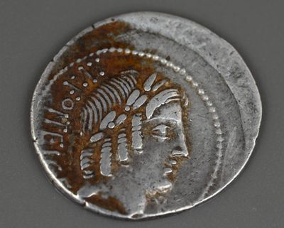 une vieille pièce d'argent portant une tête de femme