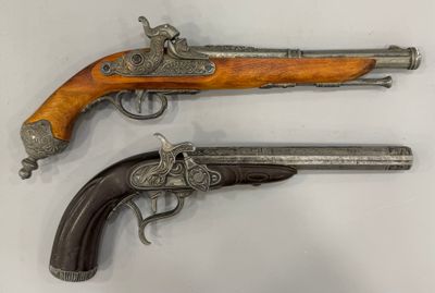 deux vieux pistolets avec des crosses en bois et des poignées en argent