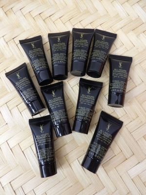 un tas de tubes noirs posés sur un plancher en bois