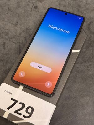 un gros plan sur la boîte d'un téléphone posée sur une table
