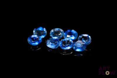 des topazes bleues sur fond noir