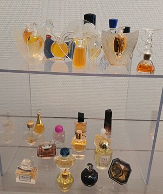 Lot d'une cinquantaine de miniatures homothétiques, certaine…