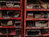 beaucoup de chaussures qui se trouvent sur les étagères