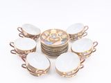 un service de six tasses et soucoupes en porcelaine