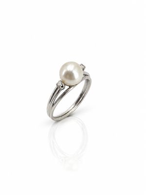 bague en perles blanches et diamants sur fond blanc