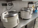 de nombreuses casseroles et poêles sur le comptoir de la cuisine