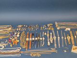 de nombreux types de bijoux différents sur un fond bleu
