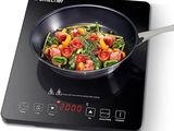 une poêle avec des légumes en train de cuire sur une cuisinière