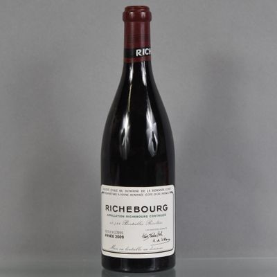 une bouteille de vin rouge posée sur une table en verre