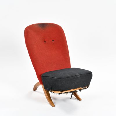 une image représentant une chaise rouge avec un coussin noir