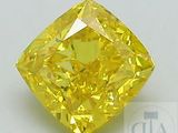 un diamant jaune de taille carrée au centre