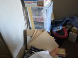 un tas de cartons et de papiers par terre