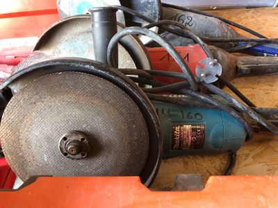un grand nombre d'outils posés sur une table