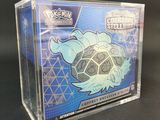 un gros plan d'une boîte de cartes à collectionner Pokémon posée sur une table