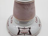une petite tasse posée sur une soucoupe, sur une table blanche