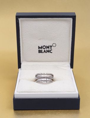 gros plan d'une bague dans une boîte sur une table