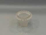 un verre en verre transparent posé sur une table