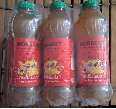 trois bouteilles de jus posées sur une étagère dans un magasin