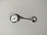une montre de poche en argent à laquelle est attaché un porte-clés