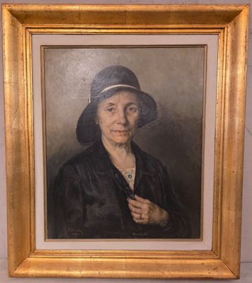 portrait d'une femme portant un chapeau noir et un manteau noir
