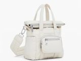 le petit sac blanc est posé sur une surface blanche