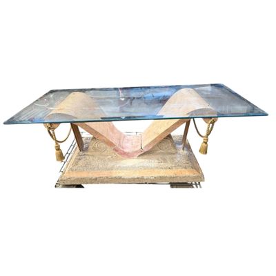 une photo d'une table basse en verre avec un piètement en métal