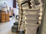 beaucoup de chaises empilées dans une pièce