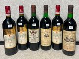 six bouteilles de vin sont alignées sur un plan de travail