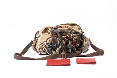 un sac à main posé à côté d'un portefeuille rouge