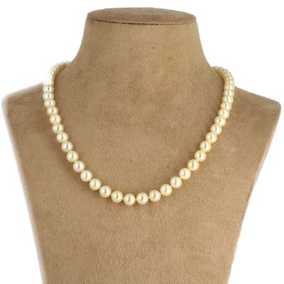 un collier de perles blanches sur un mannequin