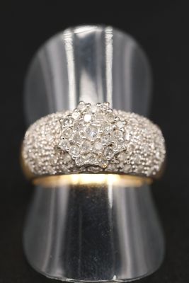 un gros plan d'une bague en diamant posée sur une surface noire