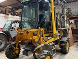 un tracteur garé à l'intérieur d'un bâtiment