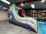 un grand toboggan aquatique gonflable au milieu d'une pièce