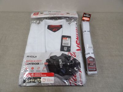 un t-shirt blanc orné d'un logo rouge et noir, à côté d'une paire de gants et d'une paire de gants