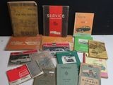 beaucoup de livres et de brochures posés sur une table