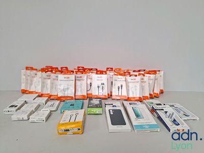 un grand nombre d'appareils électroniques posés sur une table