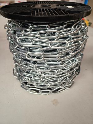 une bobine de chaîne posée sur une table