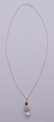 Collier en argent, pendentif orné d'une perle coiffée d'une …