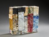 une photo d'une œuvre d'art posée sur une table