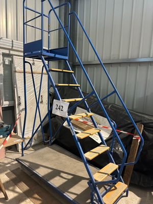 de nombreux escaliers situés dans un immeuble